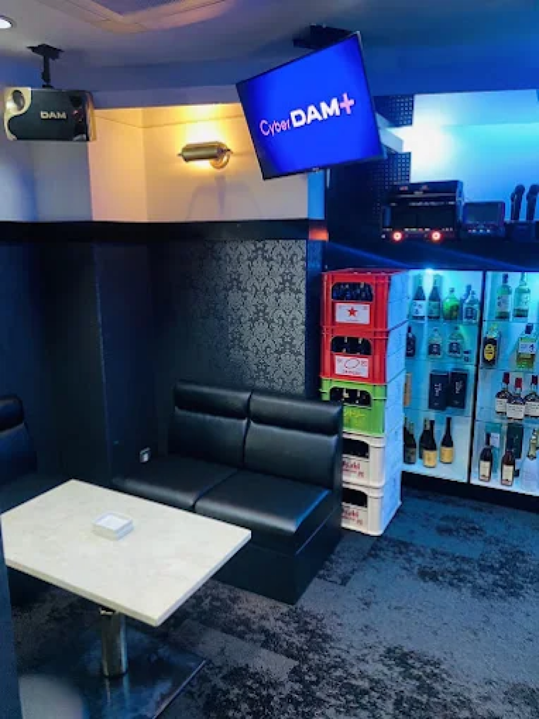 Cross Lounge Re:Base（リ・ベース）の店舗画像